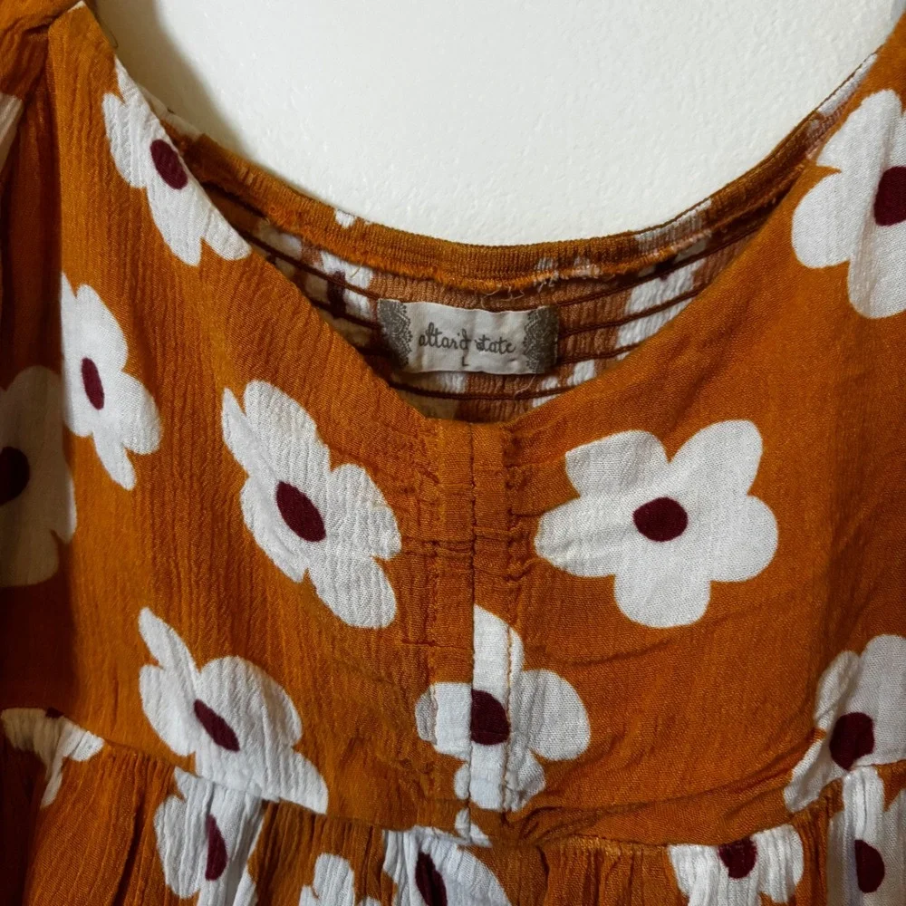 Altar'd State Women's Top Sz L Floral Gold Smocked‎